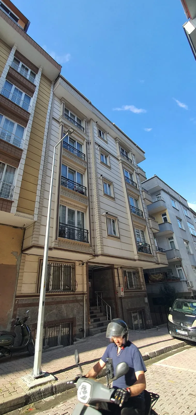 Bahçelievler Yenibosna'da Satılık 2+1 80m² Daire